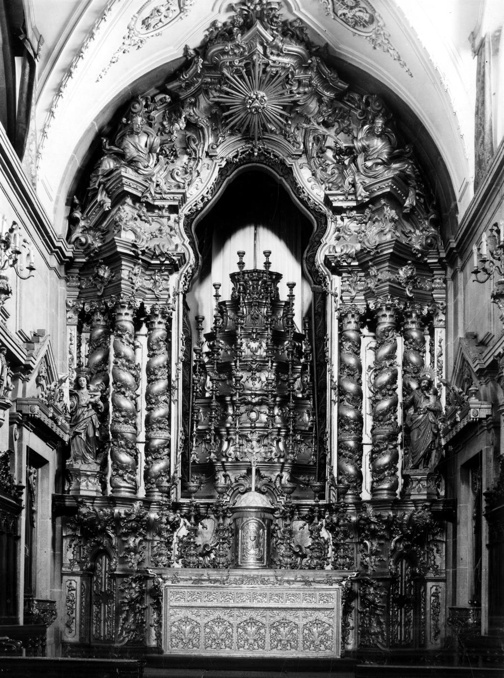 Um século de arquitectura e talha do Noroeste de Portugal : Porto : igreja de Nossa Senhora da Vitória : retábulo da capela-mor