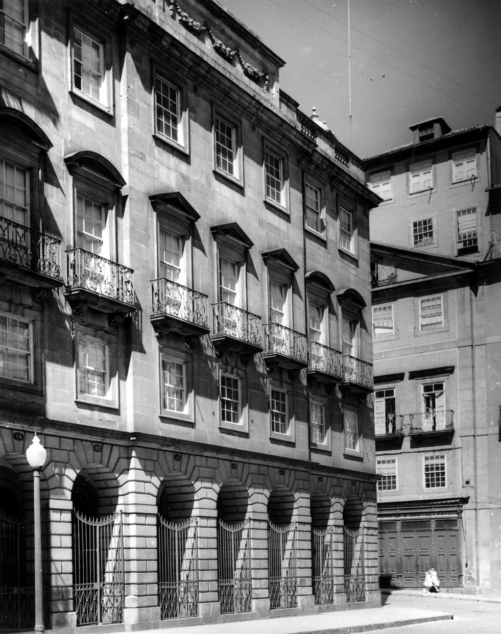 Um século de arquitectura e talha do Noroeste de Portugal : Porto : fachada principal da Feitoria Inglesa