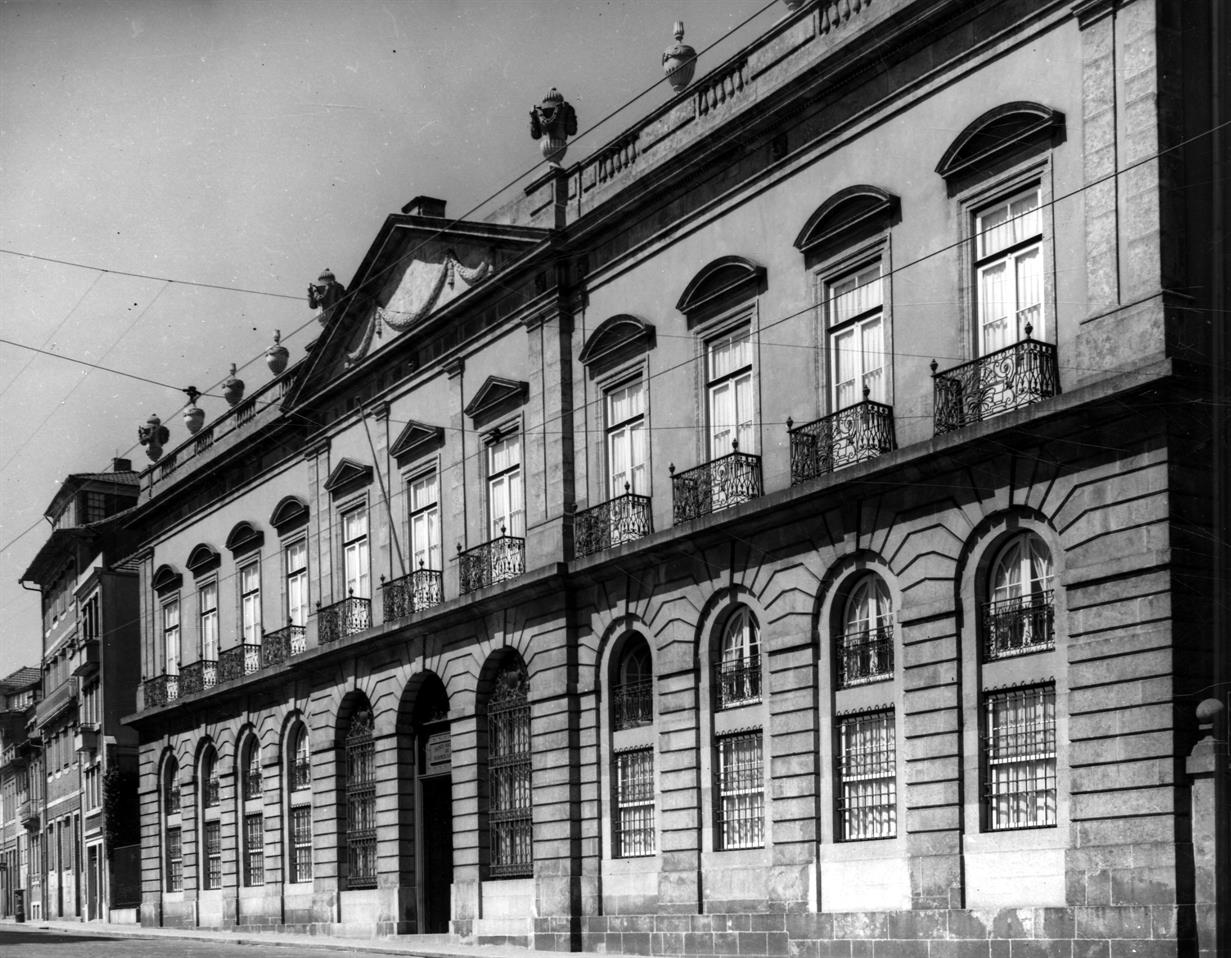 Um século de arquitectura e talha do Noroeste de Portugal : Porto : fachada principal do palácio dos Carrancas