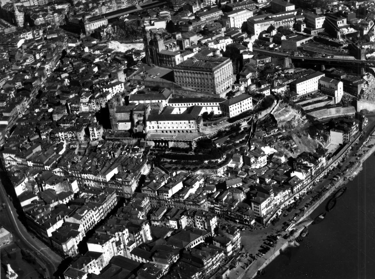 Mil e cem anos de história do Porto : vista aérea da cidade velha