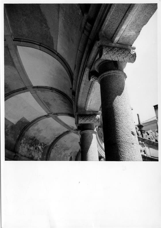 O claustro do Mosteiro da Serra do Pilar na arquitectura portuguesa : abóbada e capitéis do claustro