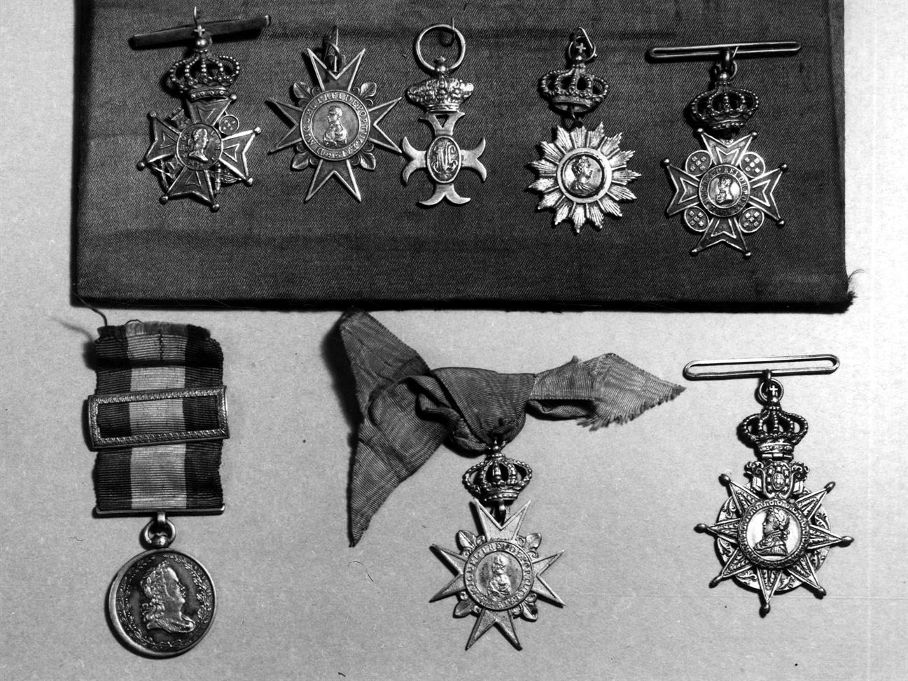 No rescaldo da exposição documental sobre el-rei D. Miguel I : medalhas e condecorações
