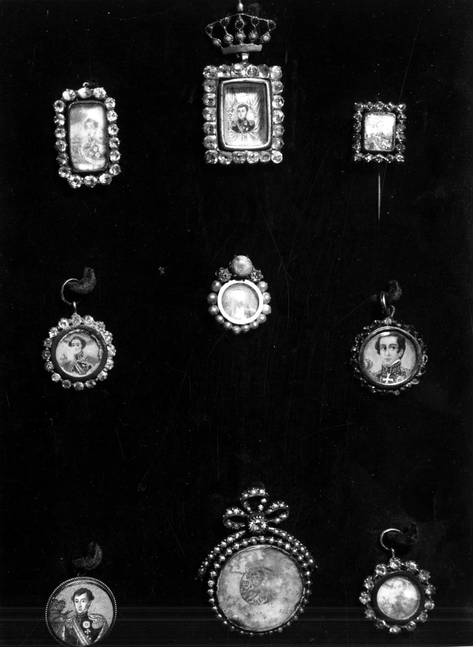 No rescaldo da exposição documental sobre el-rei D. Miguel I : vários objectos que pertenceram a D. Miguel