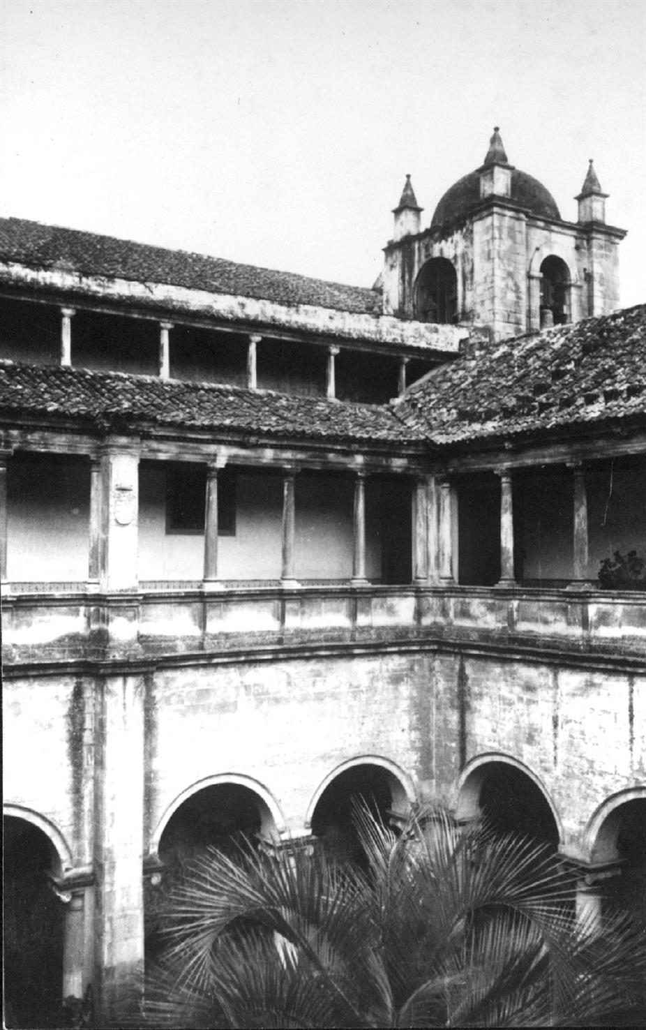 Coimbra : claustro do Convento do Carmo