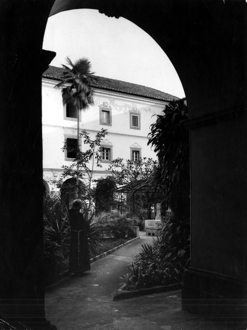 Claustro e jardim interior do convento de Santo António