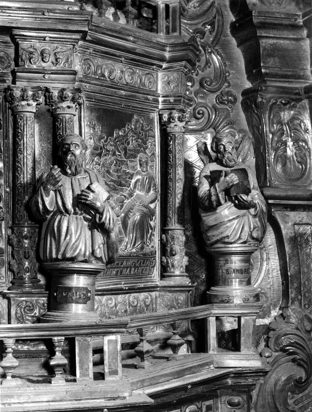 Notas complementares para a história dos prateiros e ourives do Porto : sacrário-trono da igreja da Sé : estatuária do altar : os apóstolos S. Paulo e Santo André