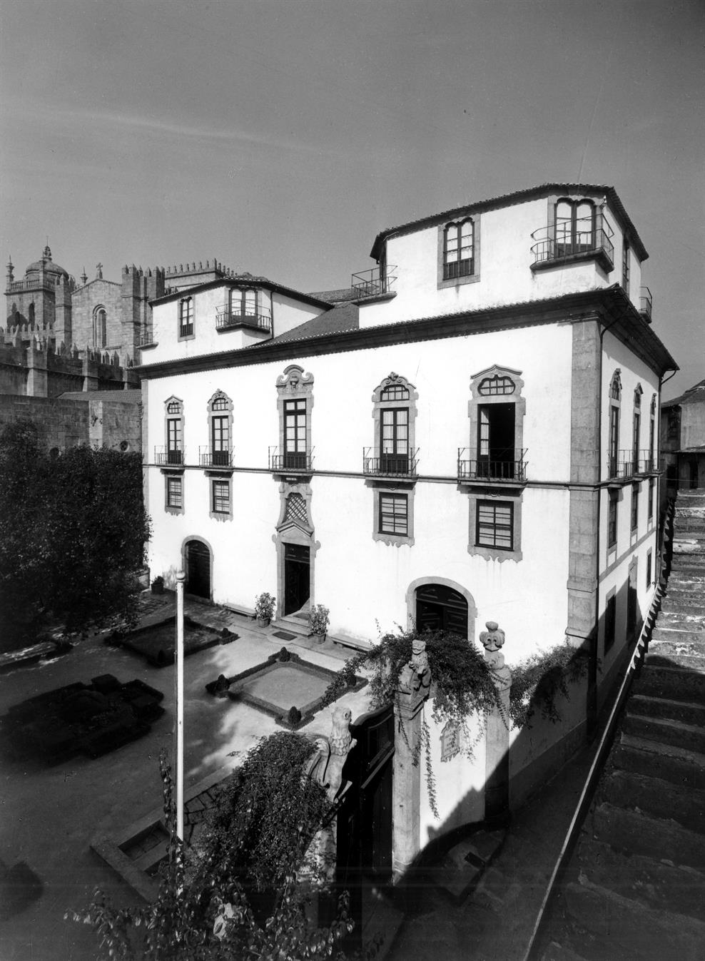 A casa do doutor Domingos Barbosa cónego magistral da Sé : ângulo mostrando a fachada principal da casa