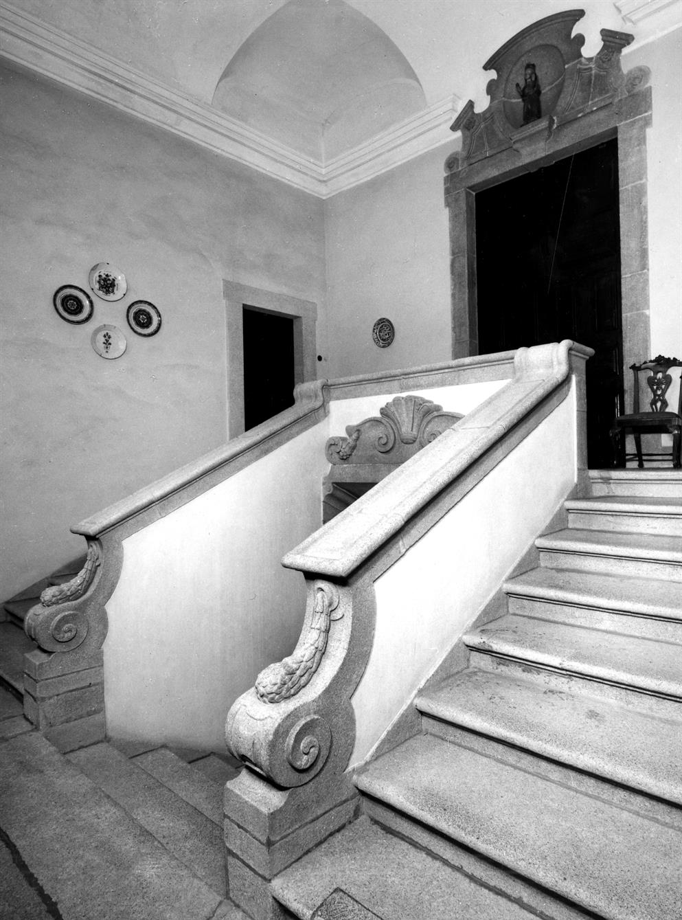 A casa do doutor Domingos Barbosa cónego magistral da Sé : escada de acesso ao andar nobre