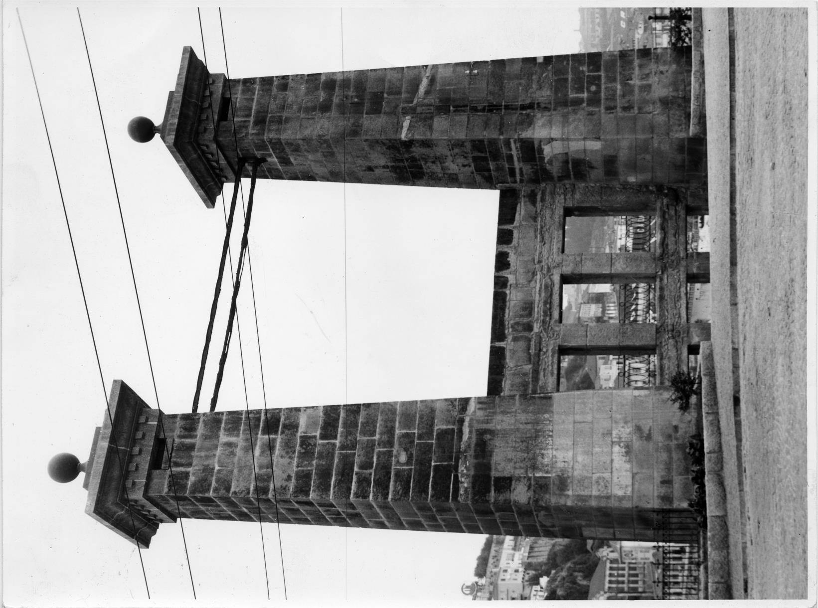 Descrição das pontes do Porto : obeliscos da antiga ponte Pênsil