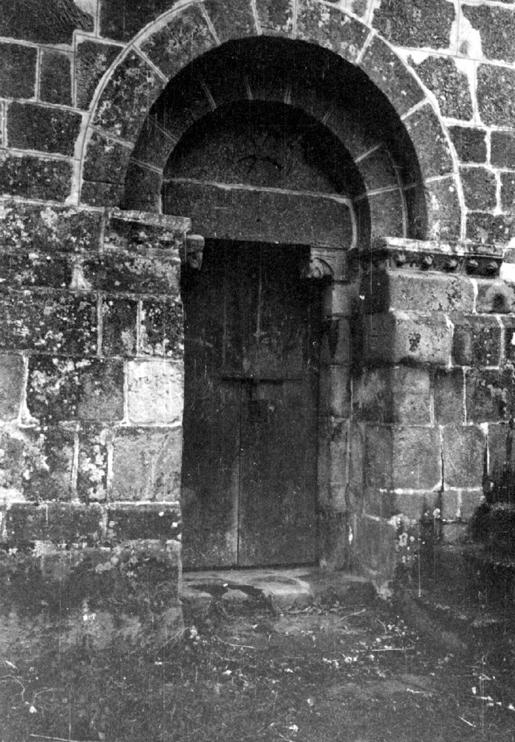Arnoso : concelho de Vila Nova de Famalicão : porta lateral da Igreja Matriz