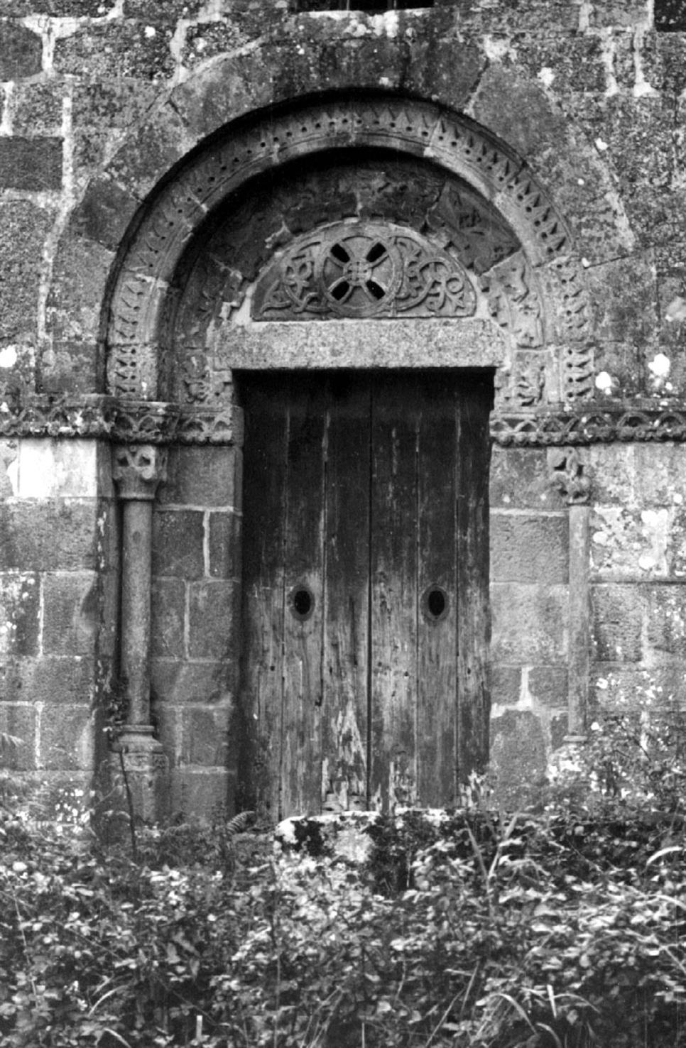 Arnoso : concelho de Vila Nova de Famalicão : porta principal da Igreja Matriz