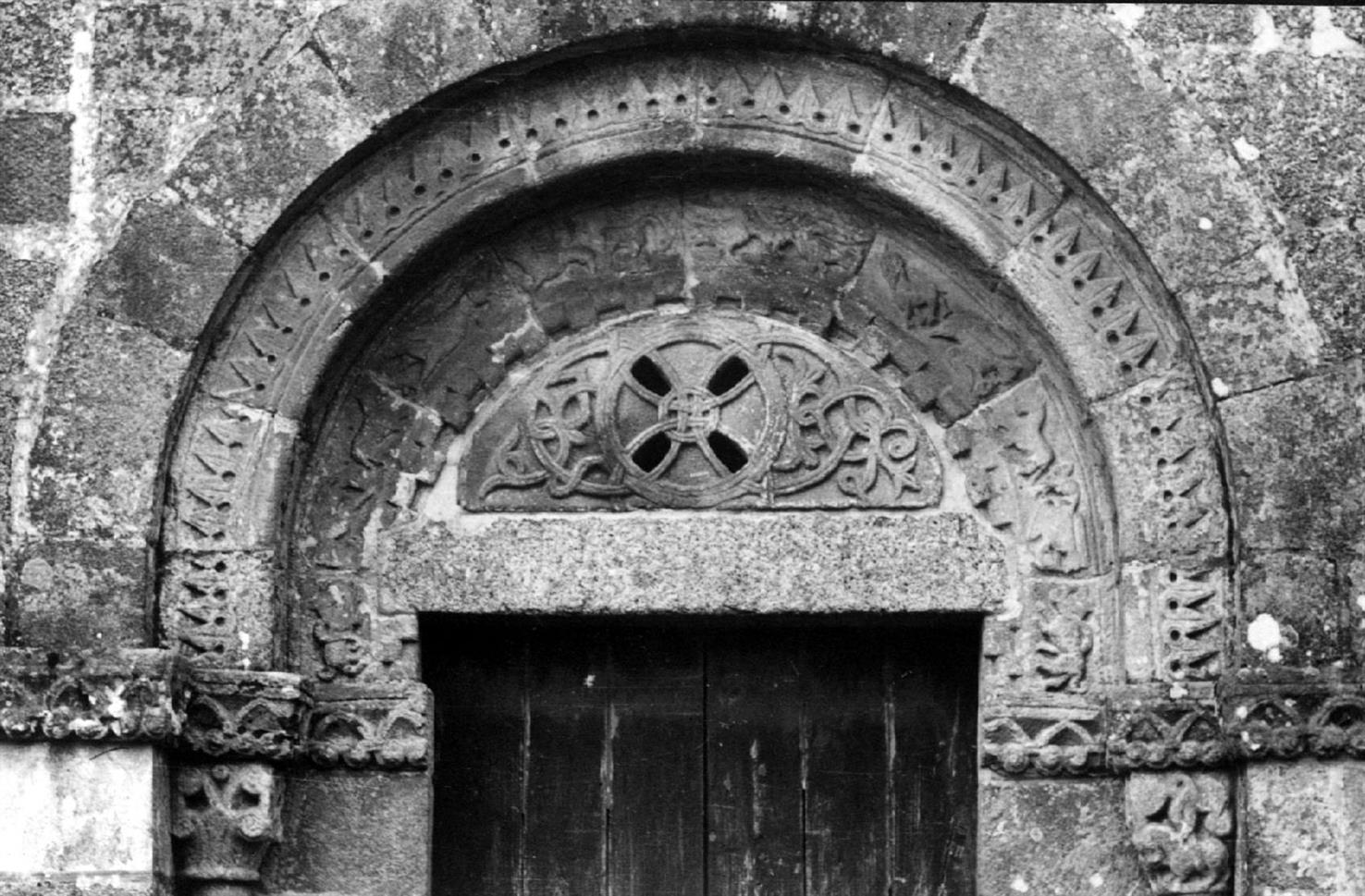 Arnoso : concelho de Vila Nova de Famalicão : pormenor da porta principal da Igreja Matriz