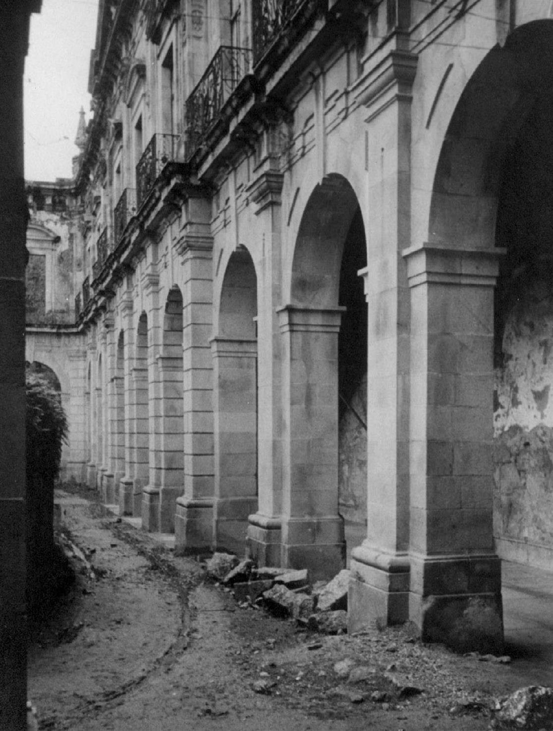 Pombeiro : concelho de Felgueiras : ruínas do claustro do convento