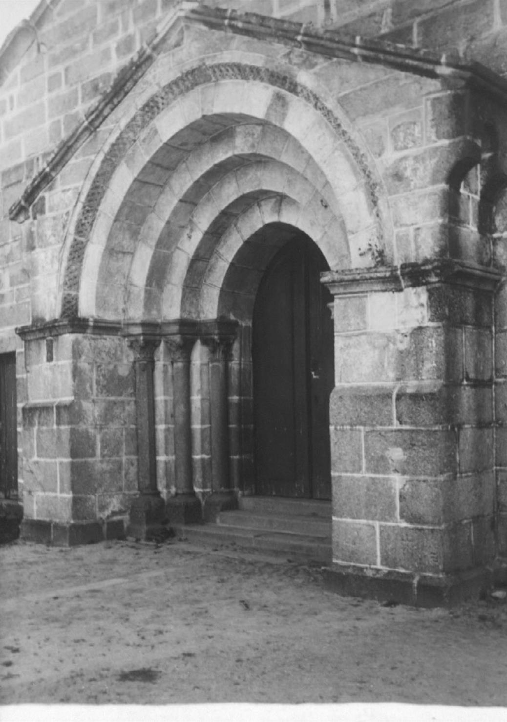 Airães : concelho de Felgueiras : porta principal da igreja matriz