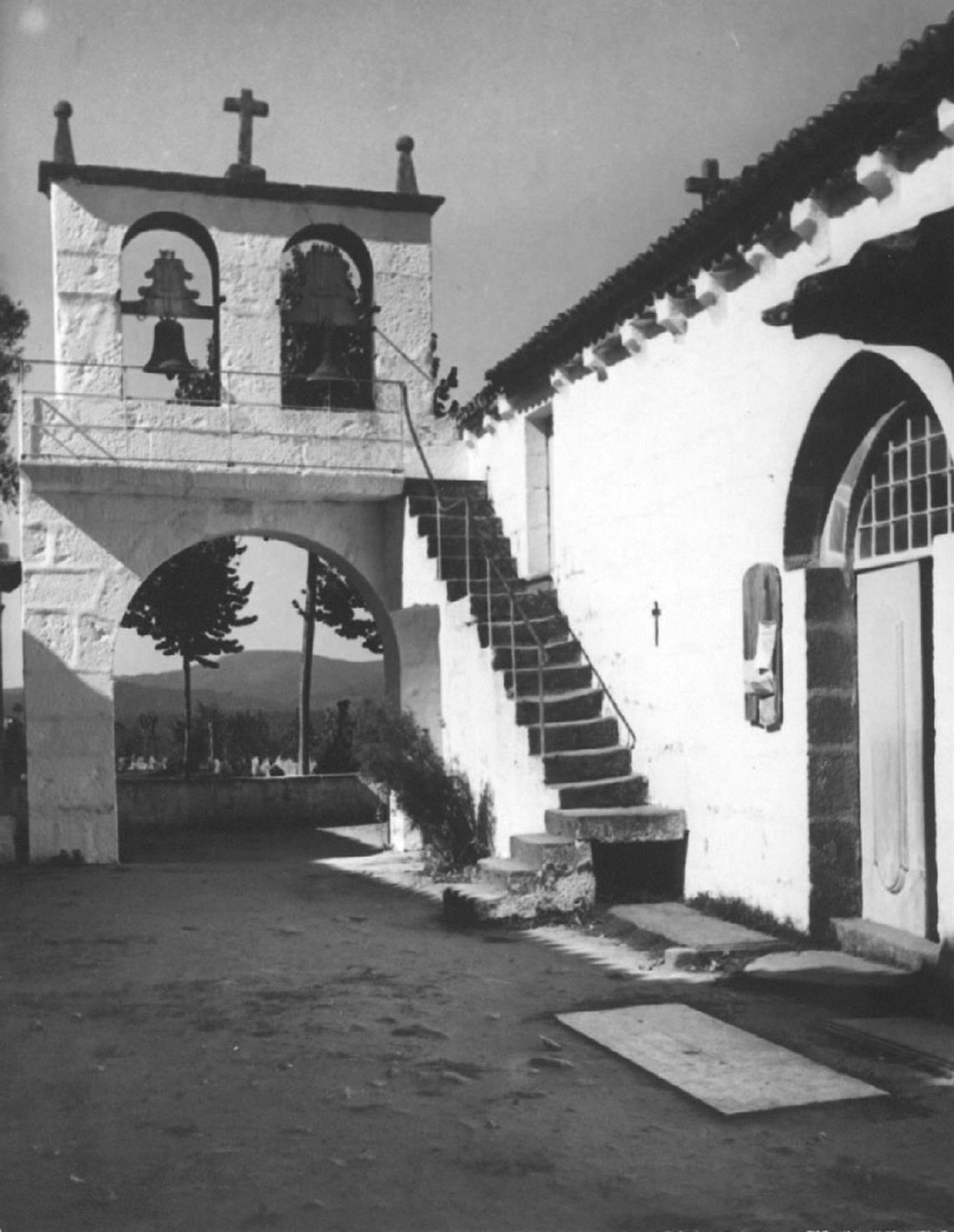 Santão : concelho de Felgueiras : campanário e fachada lateral da igreja matriz