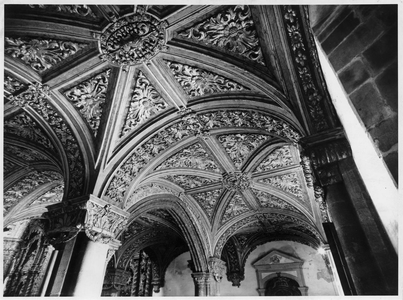 Alguns retábulos e painéis de igrejas e capelas do Porto : Igreja de São Francisco : pormenor da abóbada do coro