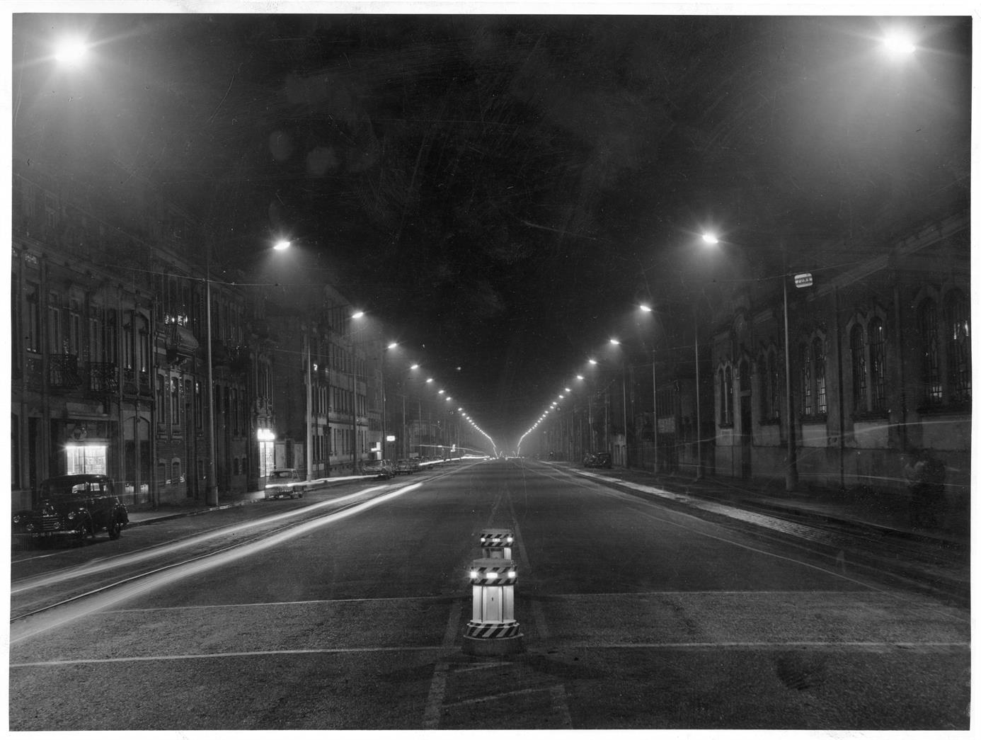 A cidade na época em que a iluminação pública de azeite foi substituída pela de gás : pormenor da Avenida da Boavista