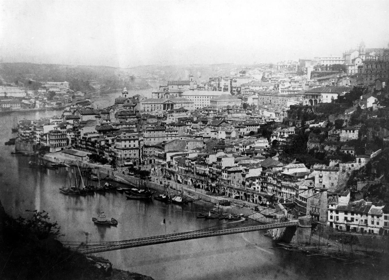 O Porto : pormenor da cidade mostrando a Ponte Pênsil