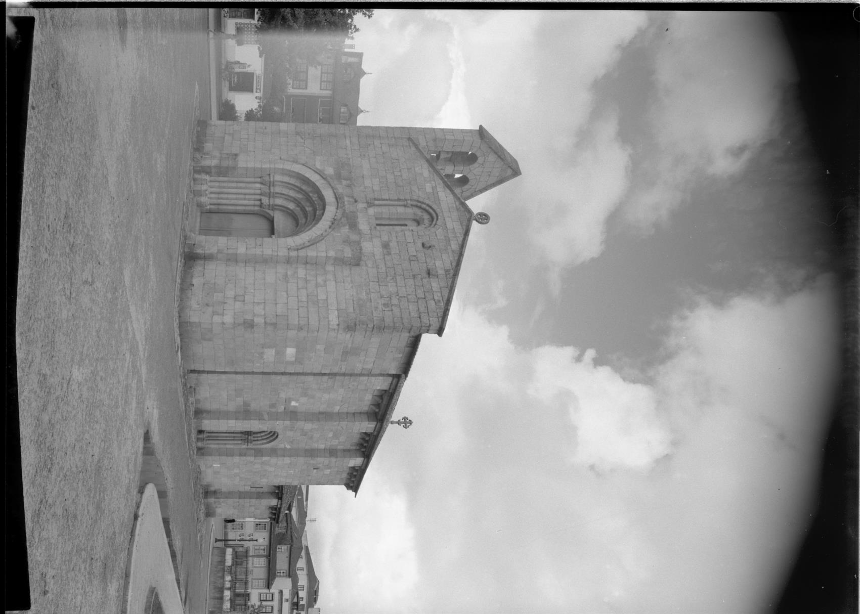 Fachadas da igreja românica de São Martinho de Cedofeita