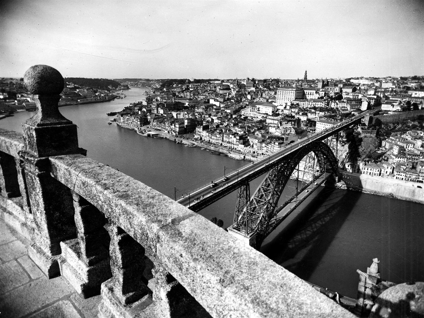 Panorâmica da cidade do Porto vista do Mosteiro da Serra do Pilar
