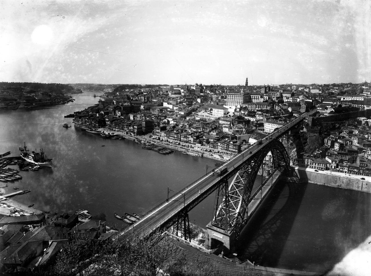 Panorâmica da cidade do Porto e Ponte Luís I vista da Serra do Pilar