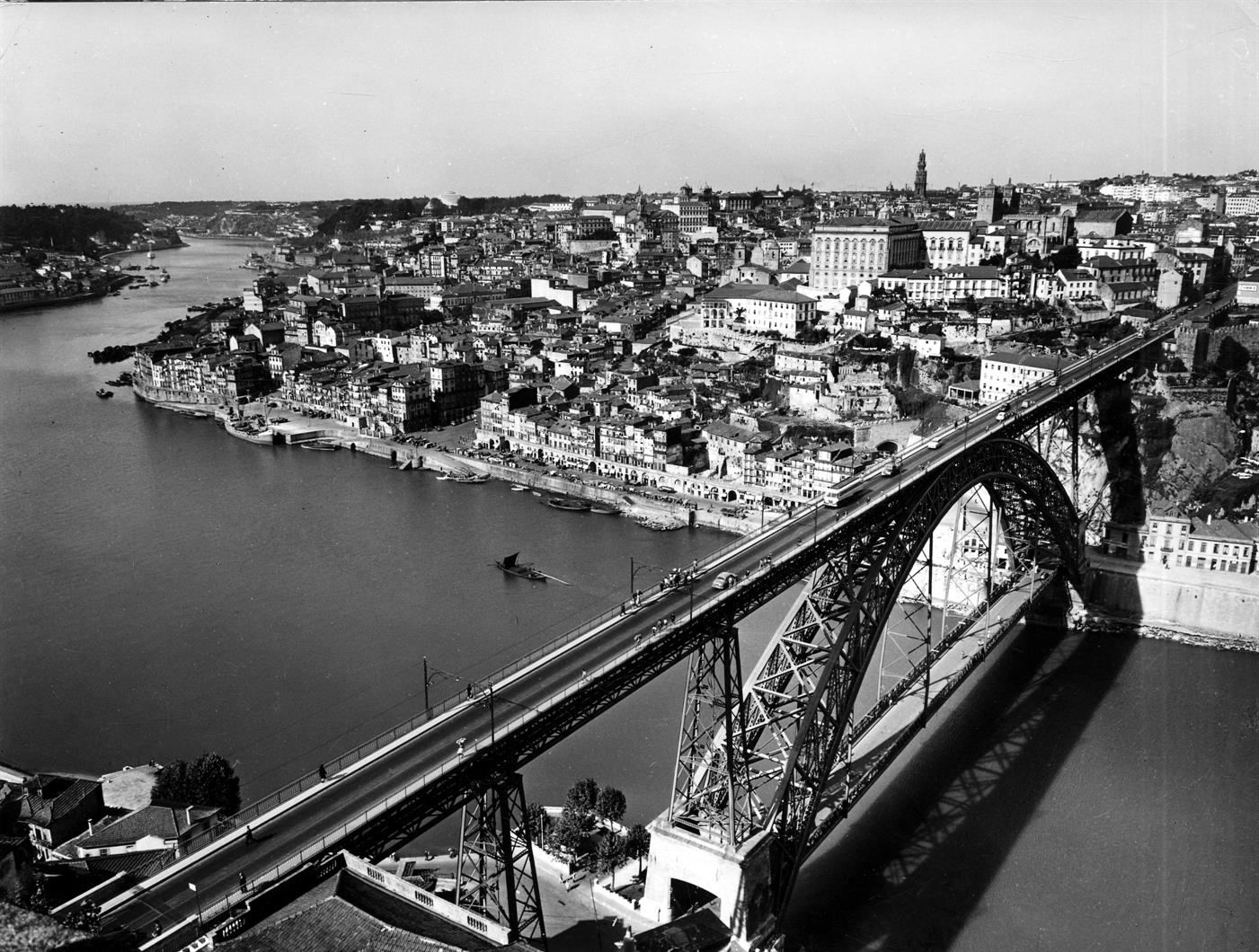 Panorâmica da cidade do Porto e Ponte Luís I vista do Mosteiro da Serra do Pilar