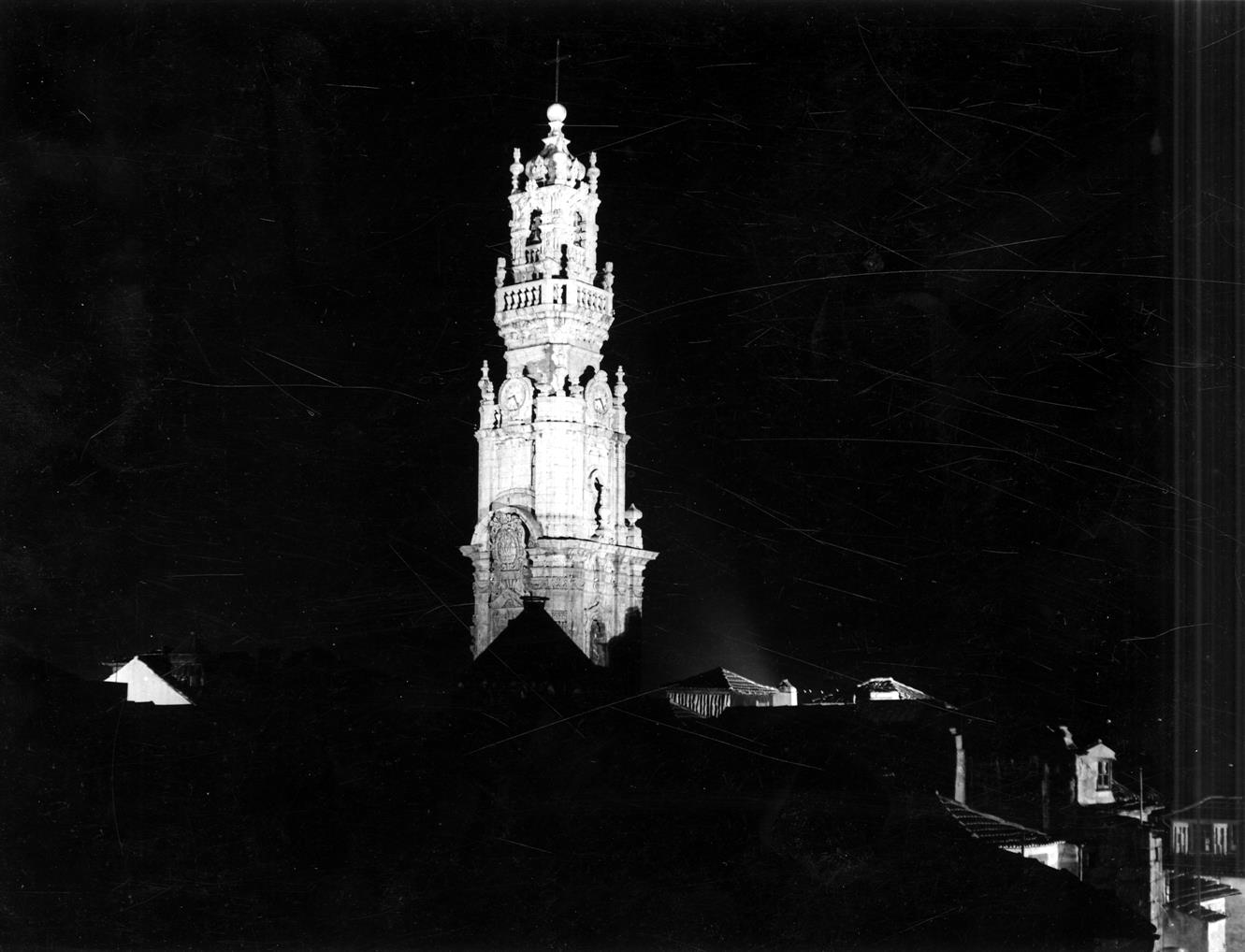 Vista nocturna da Torre dos Clérigos
