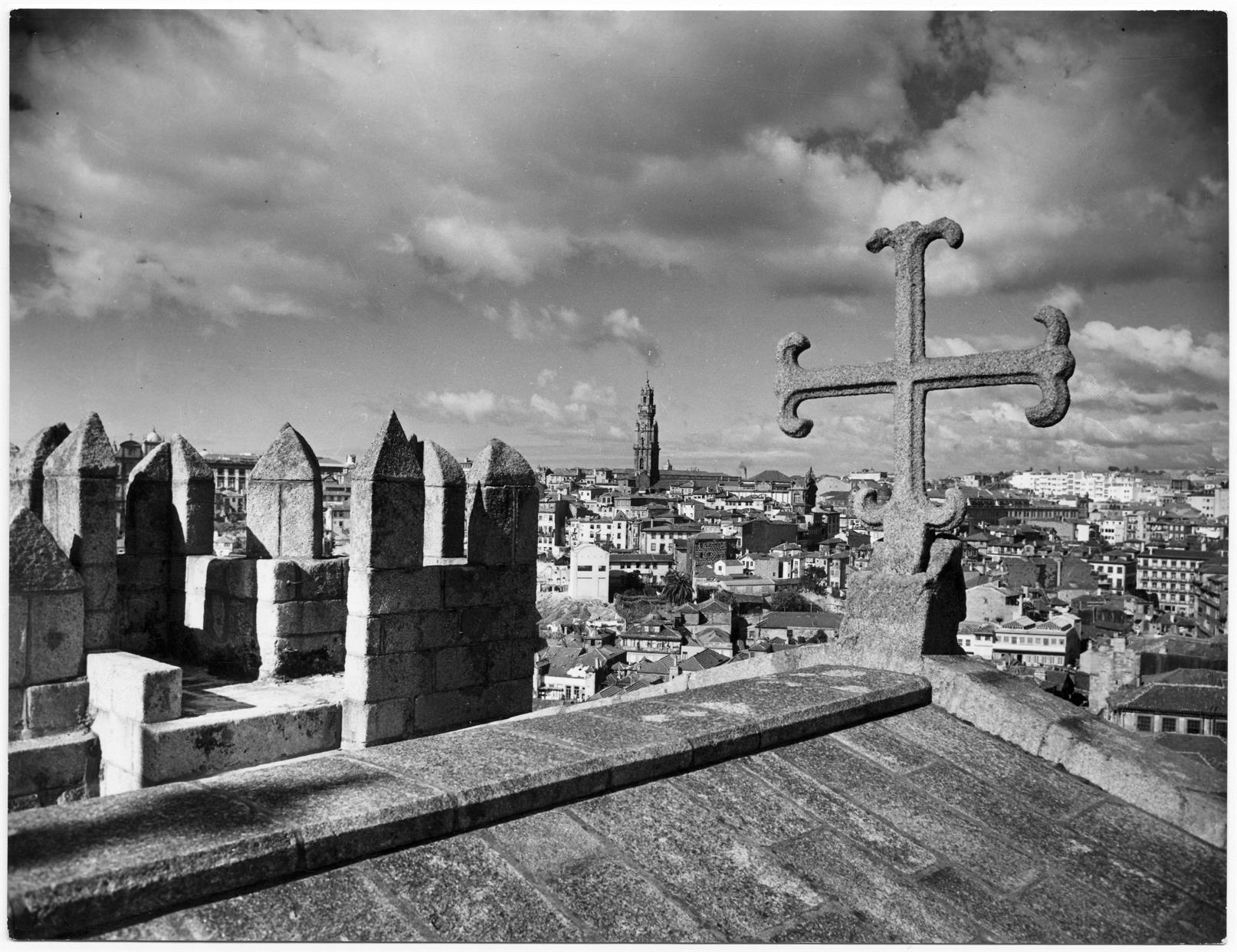 Vista parcial da cidade do Porto tirada das ameias da Sé