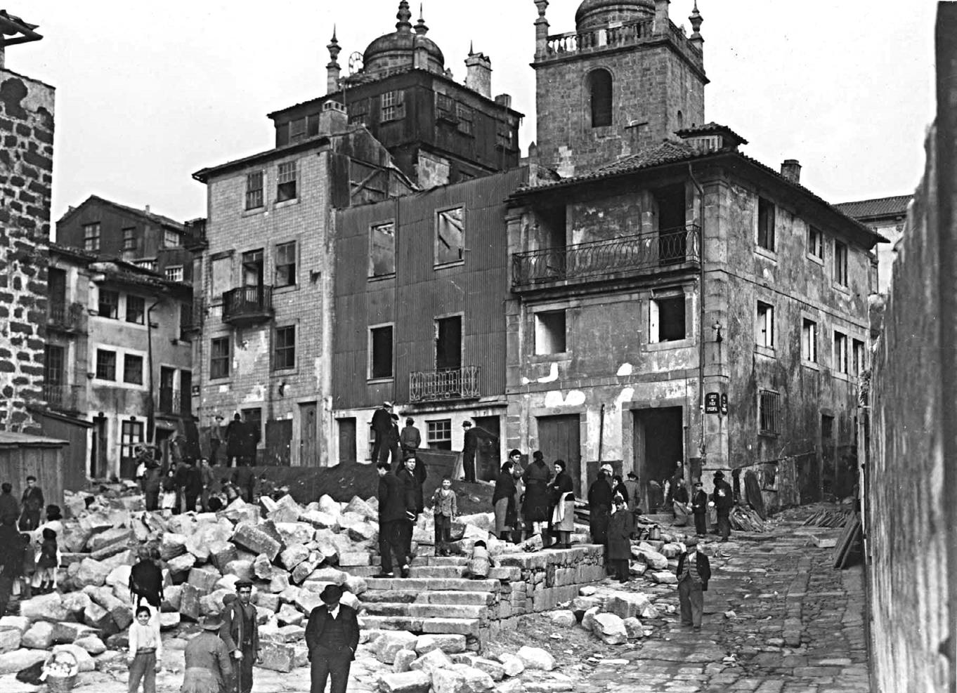 Demolições na Sé junto à torre medieval no largo do Paço Episcopal