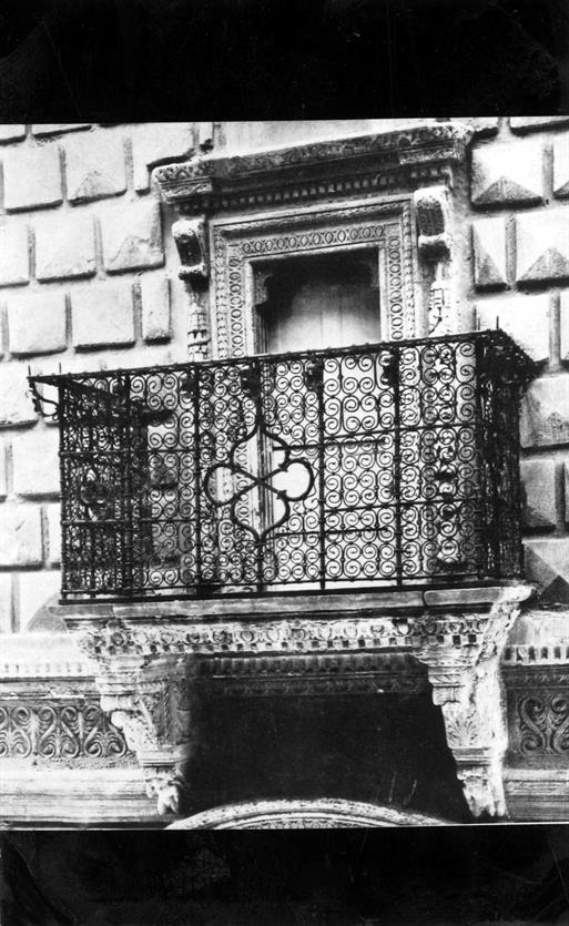 Ferros forjados do Porto : Itália : grade de varanda : século XV