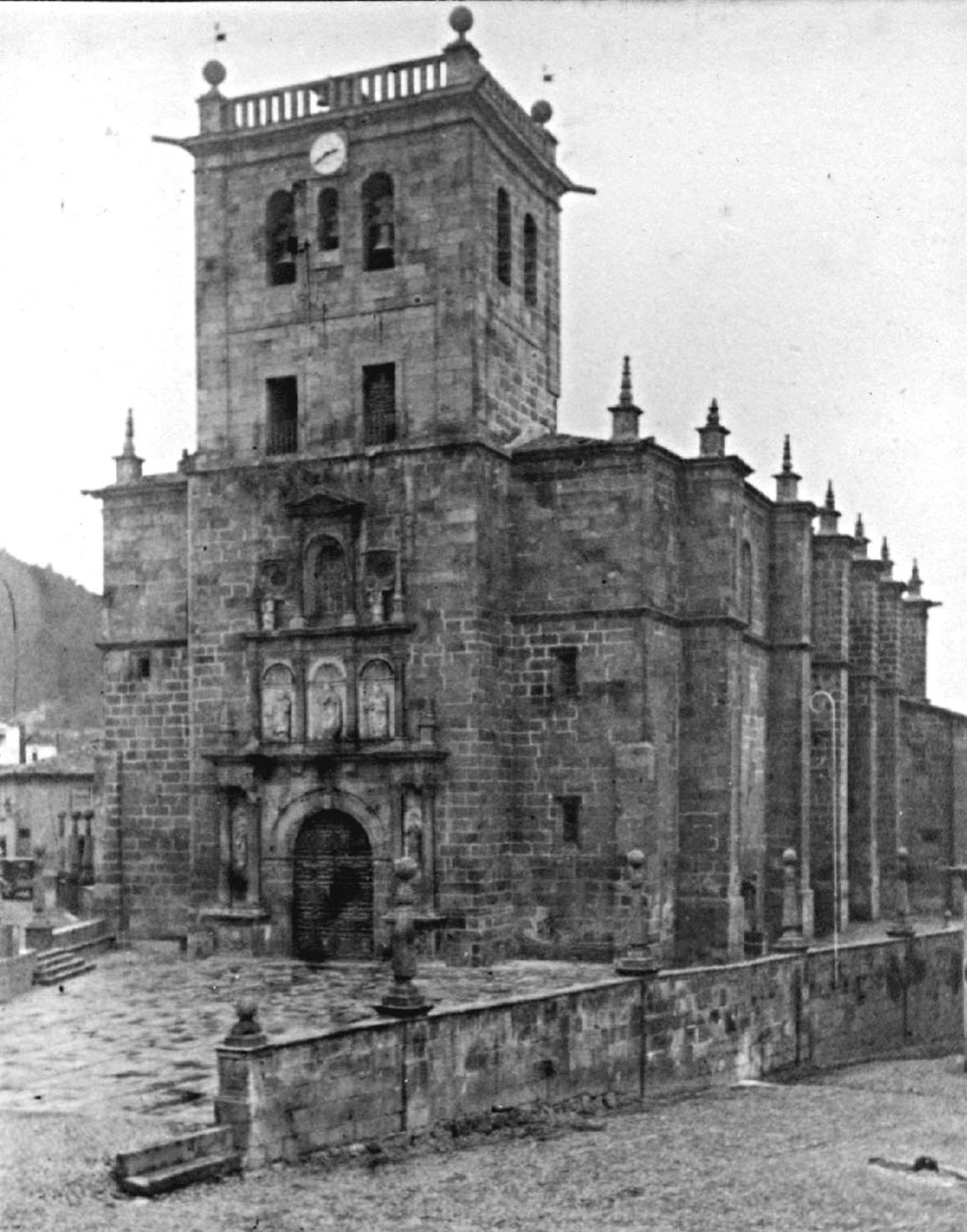 Torre de Moncorvo : vista geral da igreja matriz