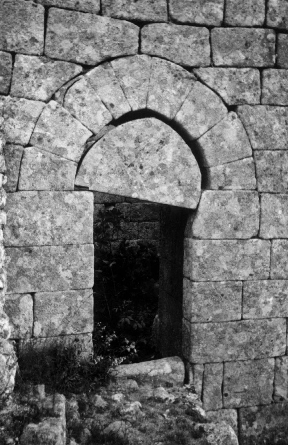 Numão : concelho de Vila Nova de Foz Côa : porta de uma torre do castelo