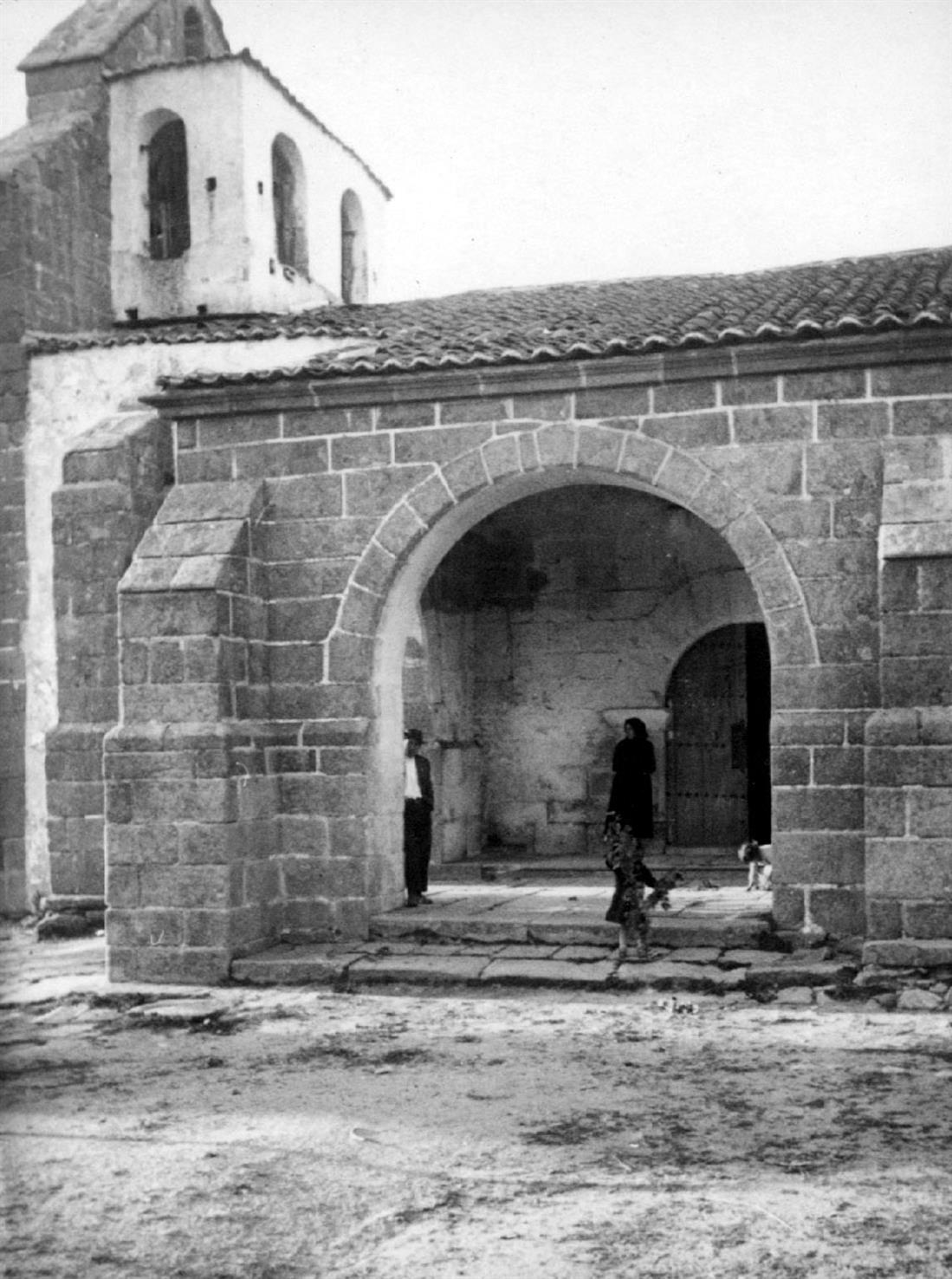 Malhadas : concelho de Miranda do Douro : porta lateral e galilé da igreja matriz