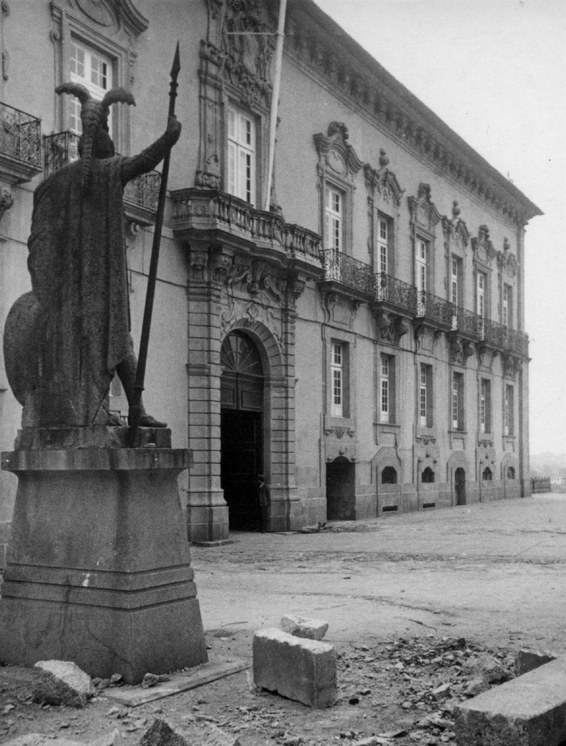 Porto : fachada principal da Casa da Câmara : antigo Paço Episcopal e a estátua O Porto