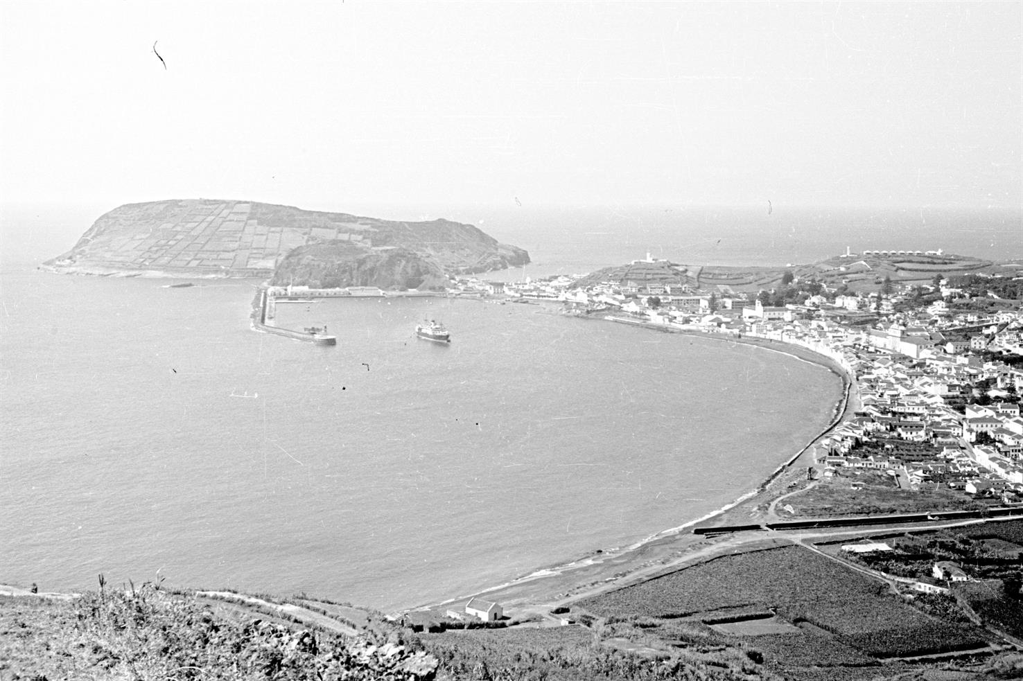 [Horta : Ilha do Faial : Açores : vista da cidade e do porto]