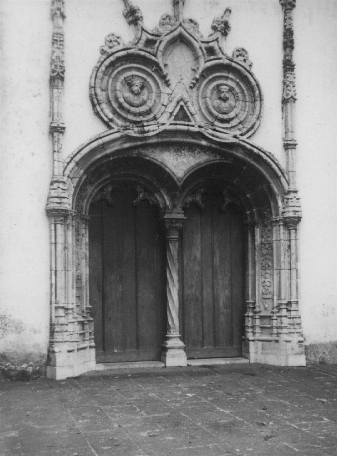 Ponta Delgada : Ilha de São Miguel : Açores : porta lateral da igreja matriz