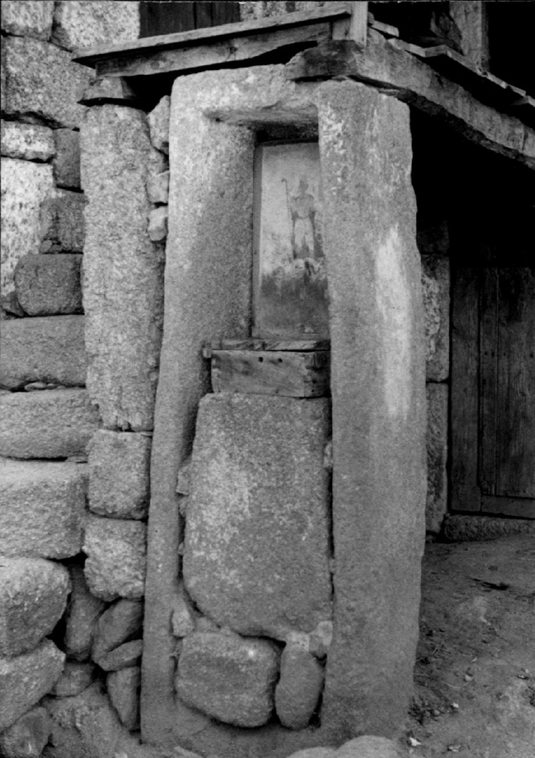 Escamarão : concelho de Cinfães : alminhas feitas de um antigo túmulo
