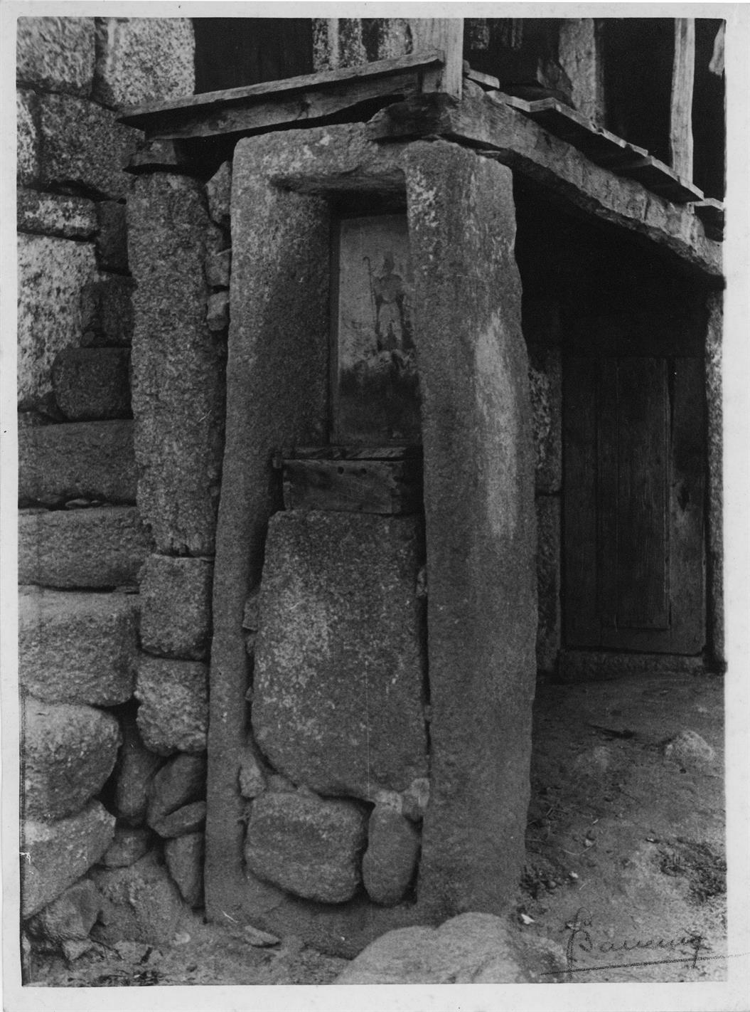 Escamarão : concelho de Cinfães : alminhas feitas de um antigo túmulo