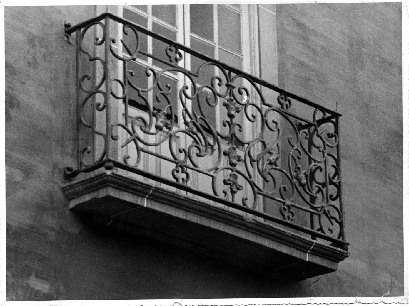 Ferros forjados do Porto : varanda da casa n.º 3 do Terreiro da Sé