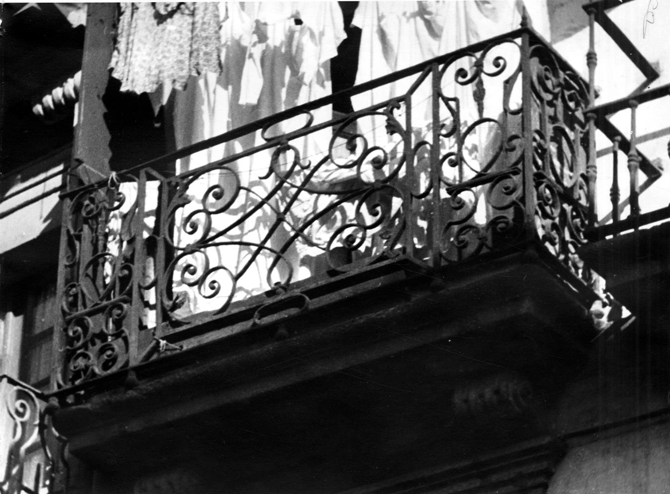 Ferros forjados do Porto : varandas de casas na rua Chã