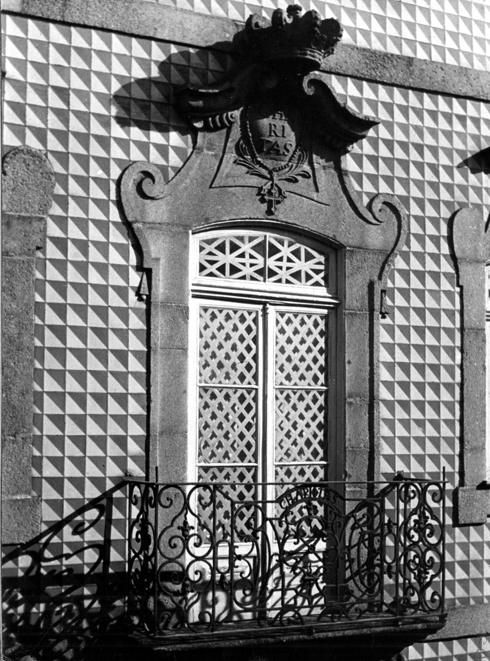 Ferros forjados do Porto : varanda da Ordem do Terço e Caridade : na rua de Cimo de Vila