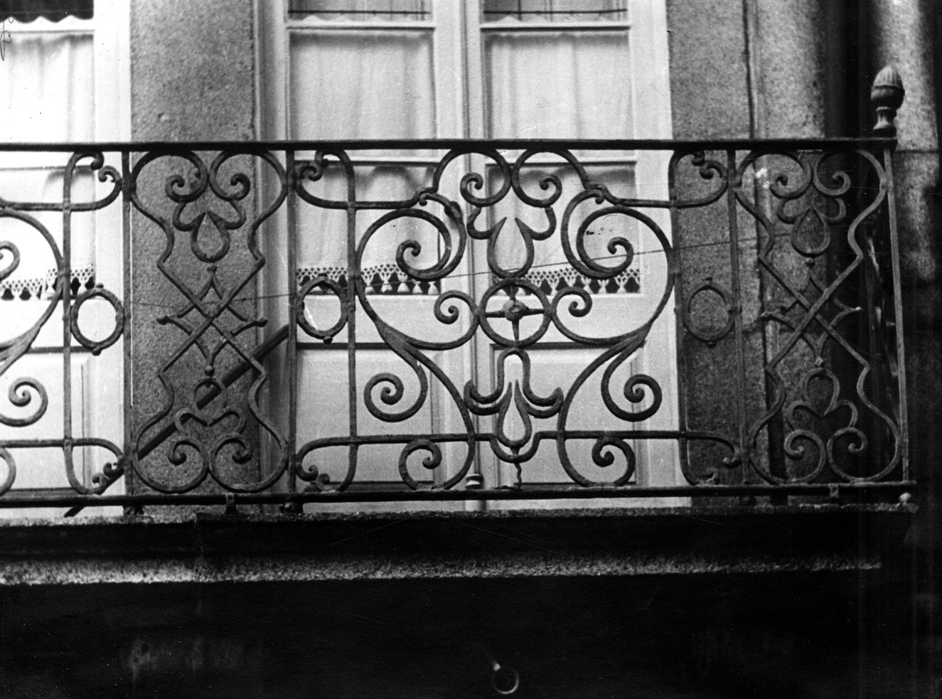 Ferros forjados do Porto : varandas das casas, n.º 2-3, 12-14 da Rua da Porta do Sol