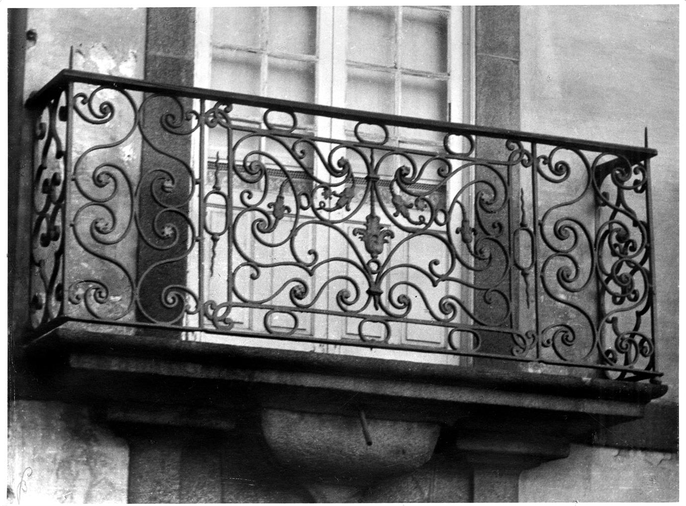 Ferros forjados do Porto : varanda da casa n.º 68-74 da rua Augusto Rosa