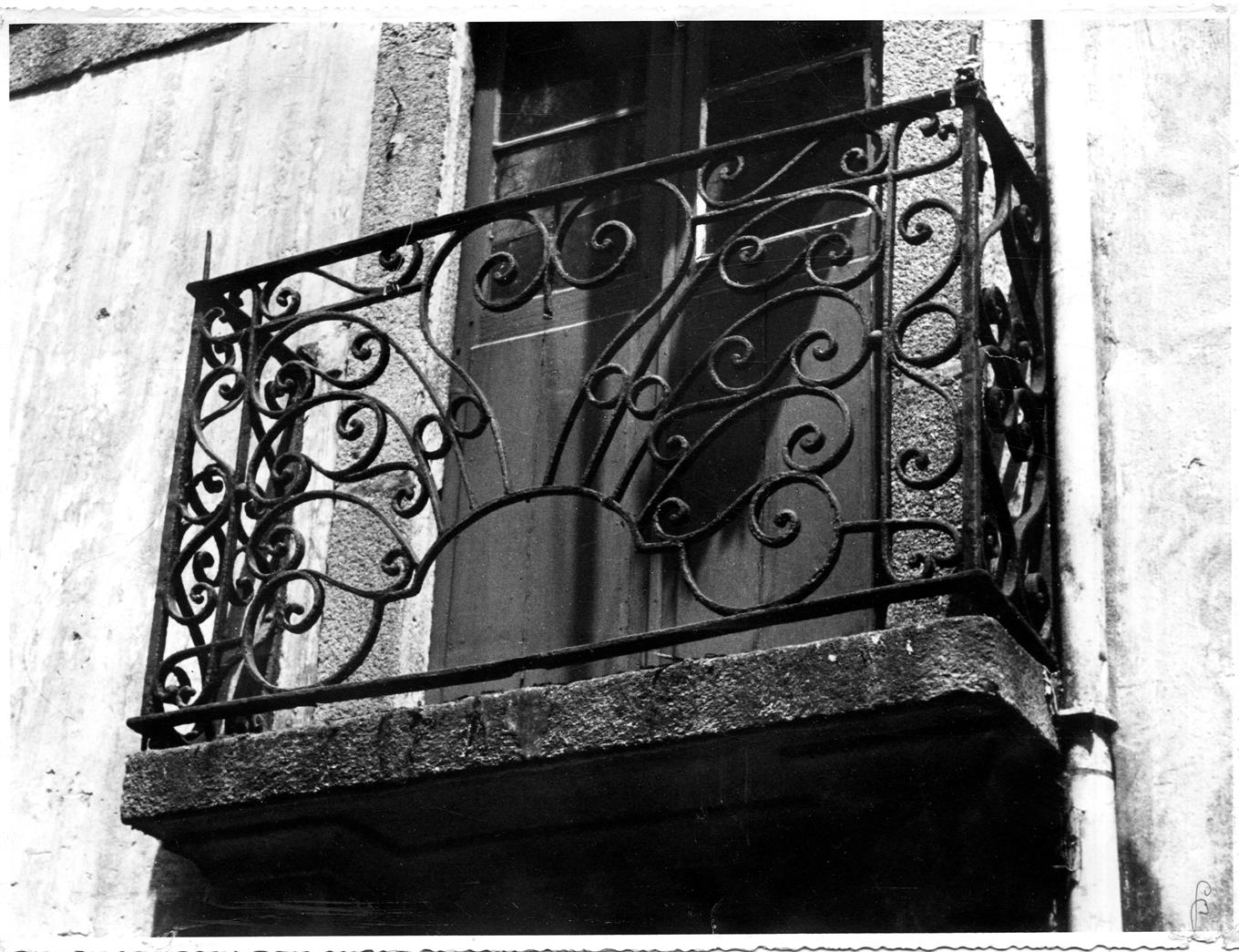 Ferros forjados do Porto : varanda da casa n.º 28-A-30 da travessa de São Sebastião