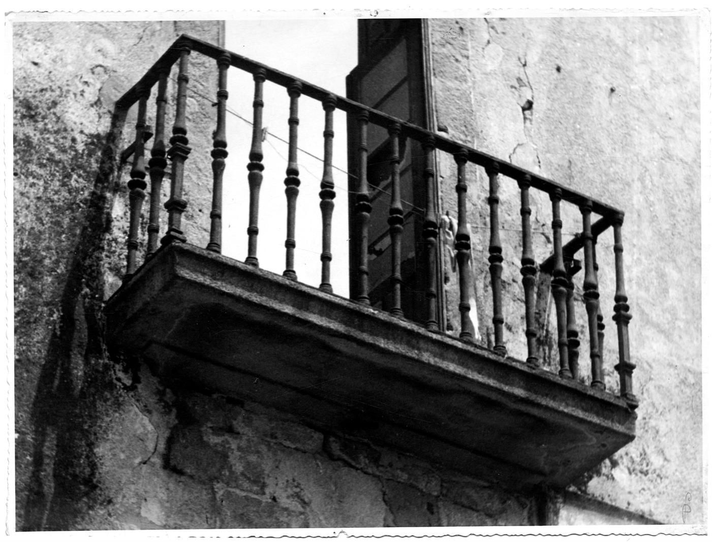 Ferros forjados do Porto : varanda da fachada lateral da casa dos Duques de Lafões : no antigo largo da Cividade