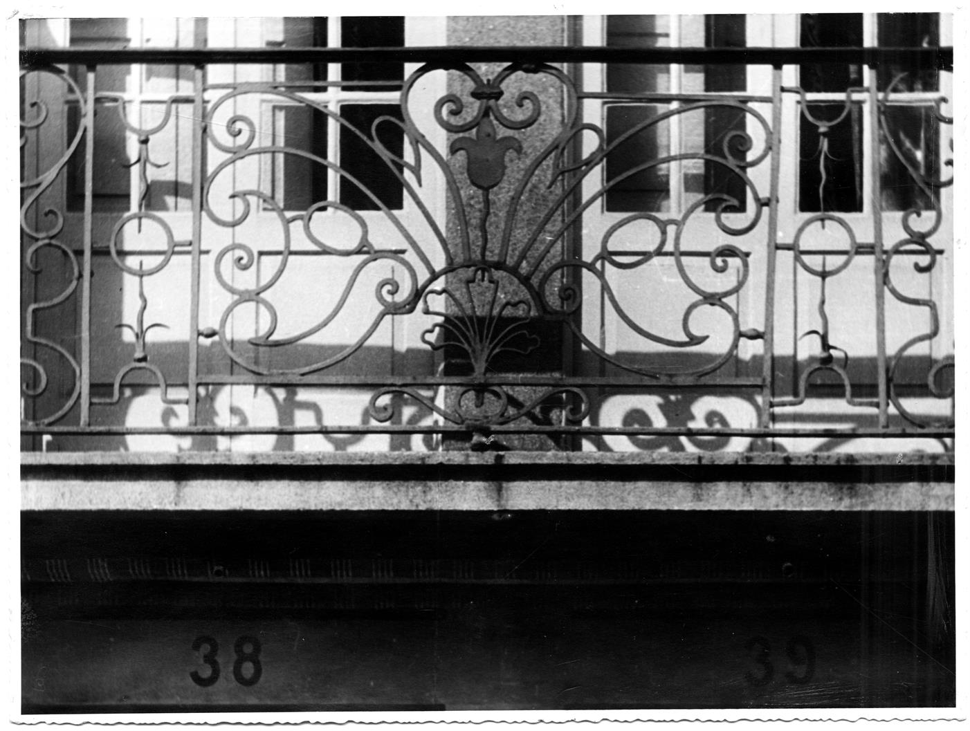 Ferros forjados do Porto : varanda da casa n.º 38-39 da praça de Almeida Garrett