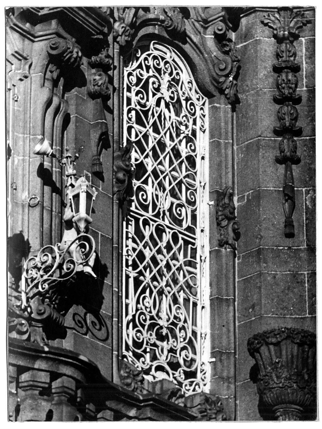 Ferros forjados do Porto : janela e óculo da fachada principal da Igreja do Carmo