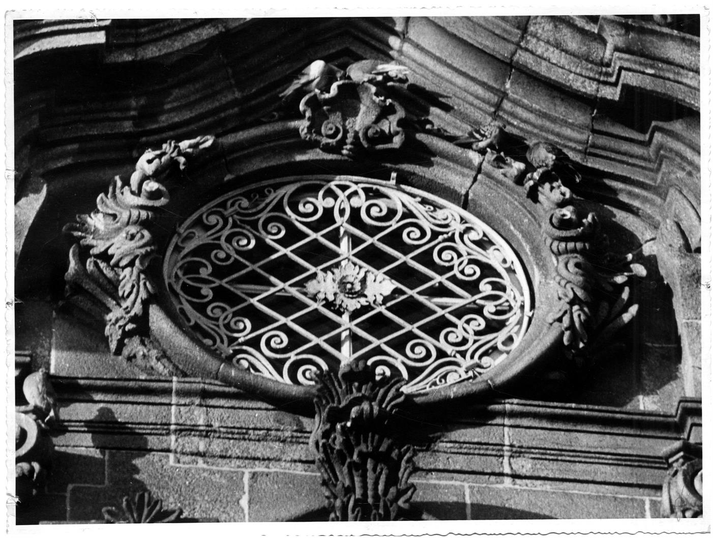 Ferros forjados do Porto : janela e óculo da fachada principal da Igreja do Carmo