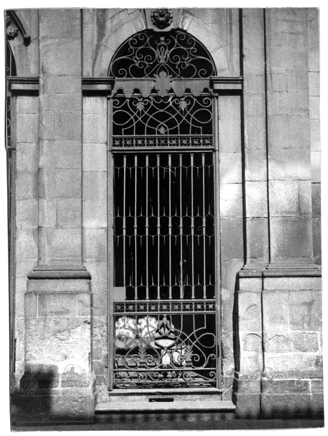 Ferros forjados do Porto : portões da Igreja da Misericórdia na rua das Flores