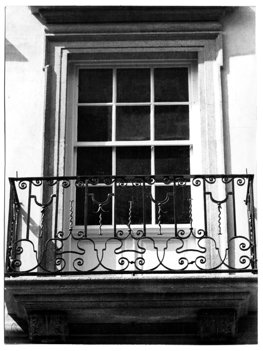 Ferros forjados do Porto : varanda da casa n.º 120 da praça de Carlos Alberto